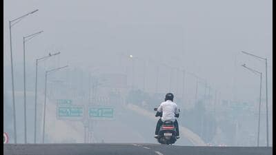 A view of the smoggy morning weather in Gurugram on Tuesday. (Parveen Kumar/Hindustan Times) A view of the smoggy morning weather in Gurugram on Tuesday. (Parveen Kumar/Hindustan Times)