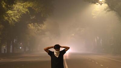 Air quality deteriorated from an AQI of 233 at 4pm to a peak of 812 in just seven to nine hours, before winds brought levels down to 385 by 11am the next day. (Arvind Yadav/HT Photo) Air quality deteriorated from an AQI of 233 at 4pm to a peak of 812 in just seven to nine hours, before winds brought levels down to 385 by 11am the next day. (Arvind Yadav/HT Photo)
