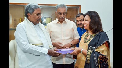 Biocon chief Kiran Mazumdar Shaw share diwali greetings with Karnataka chief minister Siddaramaiah and state legislative council chairman Basavaraj Horatti in Bengaluru on Tuesday. (ANI) Biocon chief Kiran Mazumdar Shaw share diwali greetings with Karnataka chief minister Siddaramaiah and state legislative council chairman Basavaraj Horatti in Bengaluru on Tuesday. (ANI)