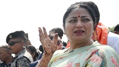 CM Gupta also stated that the government is promoting electric vehicles to reduce pollution and improve the city's environment to curb the pollution.