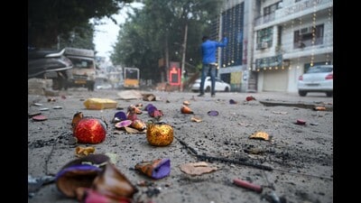 From Sushant Lok to Sohna Road, rules were ignored on Diwali night; activists decried weak enforcement and the myth of ‘green crackers’. (Parveen Kumar/HT) From Sushant Lok to Sohna Road, rules were ignored on Diwali night; activists decried weak enforcement and the myth of ‘green crackers’. (Parveen Kumar/HT)