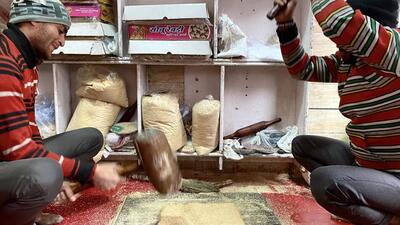 Gajak makers at work was snapped in another season at Sadar Bazar’s Shri Balaji Namkeen, Mathhi, avam Gajak Bhandar. (HT) Gajak makers at work was snapped in another season at Sadar Bazar’s Shri Balaji Namkeen, Mathhi, avam Gajak Bhandar. (HT)