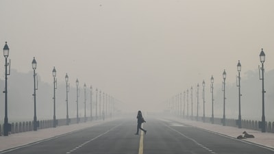 Gram it: Spot the India Gate or Rashtrapati Bhavan on Kartavya Path! A view of the iconic place, on the day after Diwali, would compel any city resident to talk about the 'severe' Air Quality Index (AQI) in the Capital. (Photo: Arvind Yadav/HT)