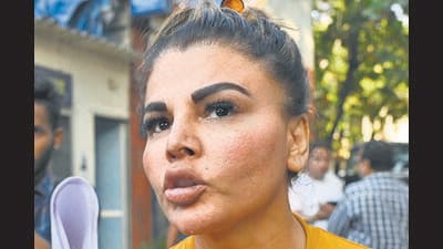 Mumbai, India - February 07, 2023: Rakhi Sawant at Oshiwara Police Station to register complaint on husband Adil Durrani against domestic violence, at Jogeshwari, in Mumbai, India, on Tuesday, February 07, 2023. (Photo by Vijay Bate/HT Photo) (HT PHOTO) Mumbai, India - February 07, 2023: Rakhi Sawant at Oshiwara Police Station to register complaint on husband Adil Durrani against domestic violence, at Jogeshwari, in Mumbai, India, on Tuesday, February 07, 2023. (Photo by Vijay Bate/HT Photo) (HT PHOTO)