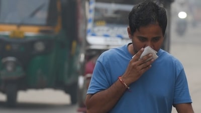 New Delhi: A commuter covers his face while making his way amid low visibility as air quality deteriorates across Delhi-NCR, in New Delhi, Tuesday, Oct. 21, 2025. (PTI Photo/Shahbaz Khan)(PTI10_21_2025_000044B) (PTI) New Delhi: A commuter covers his face while making his way amid low visibility as air quality deteriorates across Delhi-NCR, in New Delhi, Tuesday, Oct. 21, 2025. (PTI Photo/Shahbaz Khan)(PTI10_21_2025_000044B) (PTI)