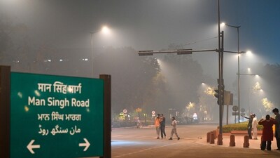 Kartavya path stands covered with a dense layer of smog in the early hours of Tuesday as Delhi celebrated Diwali, bringing a rise in AQI levels. (Arvind Yadav/Hindustan Times) Kartavya path stands covered with a dense layer of smog in the early hours of Tuesday as Delhi celebrated Diwali, bringing a rise in AQI levels. (Arvind Yadav/Hindustan Times)