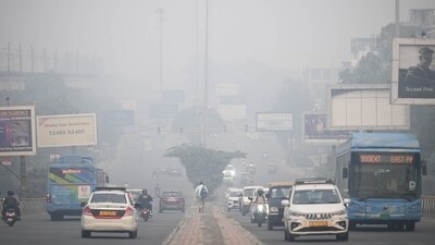 Vehicles make way through thick layers of smog in Delhi's Shadipur in the early hours of Tuesday. The national capital is seeing a continuous spell of deteriorating air quality with latest AQI at 355, in ‘very poor’ category, the data of the Central Pollution Control Board showed. (Hindustan Times) Vehicles make way through thick layers of smog in Delhi's Shadipur in the early hours of Tuesday. The national capital is seeing a continuous spell of deteriorating air quality with latest AQI at 355, in ‘very poor’ category, the data of the Central Pollution Control Board showed. (Hindustan Times)