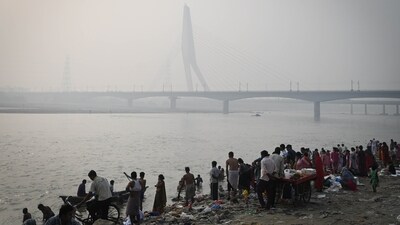 Signature bridge stands engulfed in dense smog on Tuesday after an immense increase in pollution levels that followed the Diwali celebrations. (Sanchit Khanna/Hindustan Times) Signature bridge stands engulfed in dense smog on Tuesday after an immense increase in pollution levels that followed the Diwali celebrations. (Sanchit Khanna/Hindustan Times)
