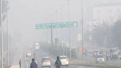 Smog envelopes Meerut on Tuesday morning. (HT Photo) Smog envelopes Meerut on Tuesday morning. (HT Photo)