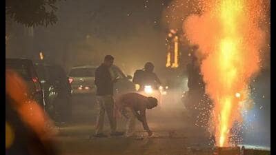 The sharp rise in injuries has raised serious concerns about the safety of firecrackers during the festive season (Sanchit Khanna/HT) The sharp rise in injuries has raised serious concerns about the safety of firecrackers during the festive season (Sanchit Khanna/HT)