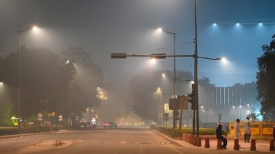 Visibility dropped in the national capital on Tuesday after the Diwali celebrations, coupled with metereological conditions and stubble burning in neighbouring states. (Arvind Yadav/Hindustan Times) Visibility dropped in the national capital on Tuesday after the Diwali celebrations, coupled with metereological conditions and stubble burning in neighbouring states. (Arvind Yadav/Hindustan Times)