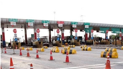 Twenty-one workers of the Shri Sign & Datar company that manages the Fatehabad toll post were miffed after they reportedly received only ₹1,100 as Diwali bonus. (Pic for representational purpose only) Twenty-one workers of the Shri Sign & Datar company that manages the Fatehabad toll post were miffed after they reportedly received only ₹1,100 as Diwali bonus. (Pic for representational purpose only)