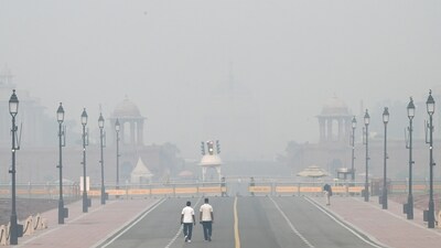 Two pedestrians walk on Kartavya path on Tuesday morning after dense smog shrouded the national capital post Diwali celebrations. (Arvind Yadav/Hindustan Times) Two pedestrians walk on Kartavya path on Tuesday morning after dense smog shrouded the national capital post Diwali celebrations. (Arvind Yadav/Hindustan Times)