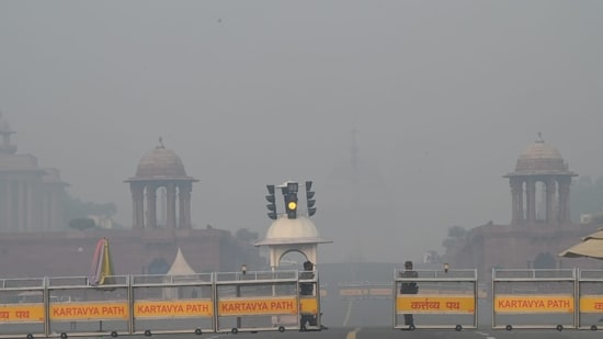 A view of the Kartavya Path in New Delhi as a thick haze blankets the city(Photo by Arvind Yadav, HT)