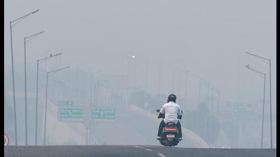 A view of the smoggy morning weather in Gurugram on Tuesday. (Parveen Kumar/Hindustan Times)