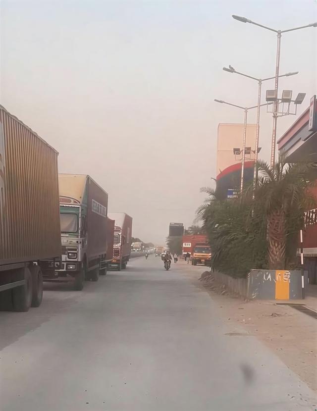 Residents report unauthorised parking and dust from roadside repairs; CPCB has flagged the issue after social media complaints. (HT Photo) Residents report unauthorised parking and dust from roadside repairs; CPCB has flagged the issue after social media complaints. (HT Photo)