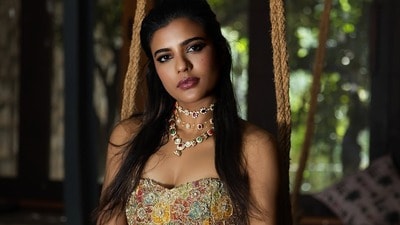 <p>మోడ్రన్ స్లీవ్లెస్ డ్రెస్సులో ఐశ్వర్య రాజేష్ గ్లామర్తో అట్రాక్ట్ చేసింది. లూజ్ హెయిర్తో వయ్యారంగా కూర్చుని పోజులు ఇచ్చింది ఈ బ్యూటిఫుల్ టాలీవుడ్ హీరోయిన్.</p> (Instagram/Aishwarya Rajesh) <p>మోడ్రన్ స్లీవ్లెస్ డ్రెస్సులో ఐశ్వర్య రాజేష్ గ్లామర్తో అట్రాక్ట్ చేసింది. లూజ్ హెయిర్తో వయ్యారంగా కూర్చుని పోజులు ఇచ్చింది ఈ బ్యూటిఫుల్ టాలీవుడ్ హీరోయిన్.</p> (Instagram/Aishwarya Rajesh)