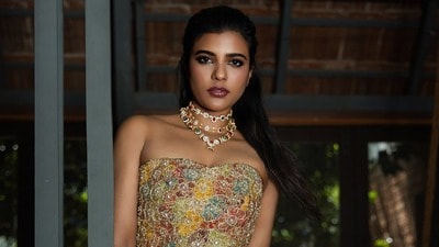 <p>సంక్రాంతికి వస్తున్నాం సినిమాలో చీర కట్టులో ఎంతో పద్ధతిగా మెప్పించిన ఐశ్వర్య రాజేష్ రియల్ లైఫ్లో గ్లామర్ షోతో అట్రాక్ట్ చేస్తోంది. </p> (Instagram/Aishwarya Rajesh) <p>సంక్రాంతికి వస్తున్నాం సినిమాలో చీర కట్టులో ఎంతో పద్ధతిగా మెప్పించిన ఐశ్వర్య రాజేష్ రియల్ లైఫ్లో గ్లామర్ షోతో అట్రాక్ట్ చేస్తోంది. </p> (Instagram/Aishwarya Rajesh)