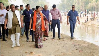 CM Rekha Gupta inspects Chhath Puja preparations along the Munak Canal. (HT Photo)