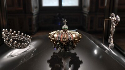 Visuals of the crown of the Empress of the French Eugenie de Montijo displayed at Apollon's Gallery, which the thieves targeted during a heist at Paris' Louvre Museum, but was dropped during their escape, (AFP) Visuals of the crown of the Empress of the French Eugenie de Montijo displayed at Apollon's Gallery, which the thieves targeted during a heist at Paris' Louvre Museum, but was dropped during their escape, (AFP)