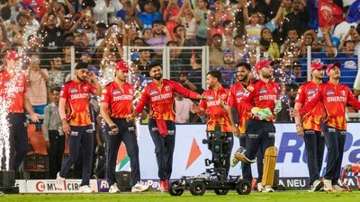<p>పంజాబ్ కింగ్స్ 9వ స్థానంలో ఉంది. ఈ టీమ్ బ్రాండ్ విలువ 141 మిలియన్ డాలర్లు, ఇది భారతీయ కరెన్సీలో సుమారు రూ. 1237 కోట్లు. ఈ ఫ్రాంచైజీ 39.6 శాతం పెరిగింది. ఈ ఏడాది ఫైనల్ చేరిన విషయం తెలిసిందే.</p> (PTI)