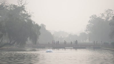 New Delhi: A thick smog engulfs the city, at Man Singh Road in New Delhi, Wednesday, Oct. 22, 2025. (PTI Photo/Salman Ali)(PTI10_22_2025_000008B) (PTI)