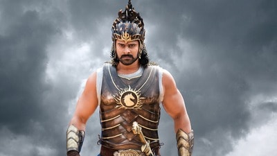 <p>2017లో విడుదలైన ఎస్ఎస్ రాజమౌళి నటించిన 'బాహుబలి 2: ది కంక్లూజన్' చరిత్ర సృష్టించింది. ప్రభాస్ కెరీర్ లో అత్యధిక వసూళ్లు సాధించిన మూవీ ఇది. ఇది ప్రపంచవ్యాప్తంగా బాక్సాఫీస్ వద్ద రూ .1810 కోట్లు వసూలు చేసింది. 'బాహుబలి 2: ది కంక్లూజన్' ఓటీటీ నెట్ ఫ్లిక్స్, జియోహాట్ స్టార్ లలో స్ట్రీమింగ్ అవుతోంది.</p> 