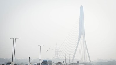 Thick layer of smog was seen covering major areas of Delhi post Diwali celebrations. (Sanchit Khanna/HT Photo)
