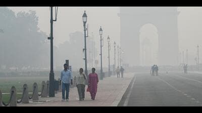The hourly PM 2.5 levels shot up to over 29 times the national permissible limit in parts of Delhi on Diwali night. (HT PHOTO) The hourly PM 2.5 levels shot up to over 29 times the national permissible limit in parts of Delhi on Diwali night. (HT PHOTO)