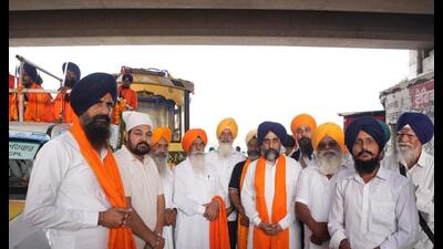 The procession was welcomed into the state by Malvinder Singh Benipal, along with several prominent religious leaders and political representatives (HT Photo) The procession was welcomed into the state by Malvinder Singh Benipal, along with several prominent religious leaders and political representatives (HT Photo)
