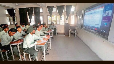The students say that online classes are not effective in clearing their doubts or giving them the personal guidance they need. (HT Photo) The students say that online classes are not effective in clearing their doubts or giving them the personal guidance they need. (HT Photo)