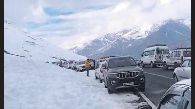 Tourists at Rohtang Pass near Manali after fresh snowfall on Wednesday. (HT photo) Tourists at Rohtang Pass near Manali after fresh snowfall on Wednesday. (HT photo)