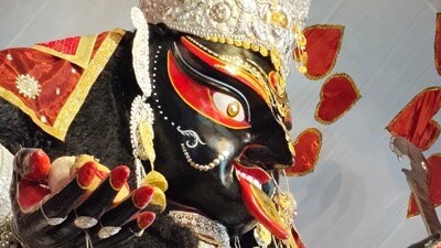 কাঞ্চন মল্লিকও বলেন, চারিদিকে এত দাও দাও, শুনতে ভালো লাগে না। তাই মায়ের কাছে শুধু এটাই চাওয়া তিনি ভালো থাকুক। মায়ের কাছে দাঁড়ালে বাকি সবকিছু ভুলে যাই, মনে হয় শুধু দাঁড়িয়ে থাকি। প্রতিবছর এইভাবে যেন আসতে পারি এটাই চাওয়া। কাঞ্চন মল্লিকও বলেন, চারিদিকে এত দাও দাও, শুনতে ভালো লাগে না। তাই মায়ের কাছে শুধু এটাই চাওয়া তিনি ভালো থাকুক। মায়ের কাছে দাঁড়ালে বাকি সবকিছু ভুলে যাই, মনে হয় শুধু দাঁড়িয়ে থাকি। প্রতিবছর এইভাবে যেন আসতে পারি এটাই চাওয়া।