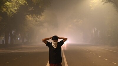 The thick smog not only reduced visibility but also posed serious health risks. (Arvind Yadav/HT) The thick smog not only reduced visibility but also posed serious health risks. (Arvind Yadav/HT)