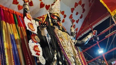 শুধু কালীপুজো নয়, সারা বছর গোটা পশ্চিমবঙ্গ থেকে বহু মানুষ আসেন বড় মাকে দেখতে। কথিত আছে, মন থেকে মাকে নিজের মনের কথা জানালে মা সেই ইচ্ছা পূরণ করেন। নিজের মনোবাসনা মাকে জানানোর জন্য তাই প্রতি বছর মন্দিরে ভিড় করেন ভক্তরা। শুধু কালীপুজো নয়, সারা বছর গোটা পশ্চিমবঙ্গ থেকে বহু মানুষ আসেন বড় মাকে দেখতে। কথিত আছে, মন থেকে মাকে নিজের মনের কথা জানালে মা সেই ইচ্ছা পূরণ করেন। নিজের মনোবাসনা মাকে জানানোর জন্য তাই প্রতি বছর মন্দিরে ভিড় করেন ভক্তরা।