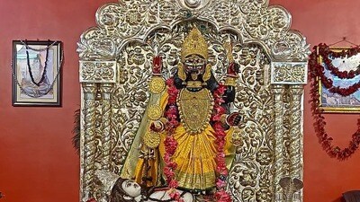 কালীপুজোর প্রাক্কালে নৈহাটি বড় মায়ের মন্দিরে পুজো দিতে দেখা যাচ্ছে একাধিক সেলিব্রিটিদের। কালীপুজোর পরের দিনেই বড়মার কাছে যান রাজ এবং শুভশ্রী। মায়ের বেদির সামনে বসে আরাধনা করেন তাঁরা। কালীপুজোর প্রাক্কালে নৈহাটি বড় মায়ের মন্দিরে পুজো দিতে দেখা যাচ্ছে একাধিক সেলিব্রিটিদের। কালীপুজোর পরের দিনেই বড়মার কাছে যান রাজ এবং শুভশ্রী। মায়ের বেদির সামনে বসে আরাধনা করেন তাঁরা।