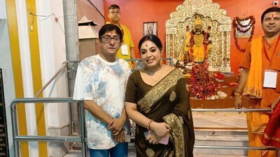 এবার মায়ের কাছে পুজো দিতে দেখা গেল কাঞ্চন মল্লিক এবং শ্রীময়ী চট্টরাজকে। কালীপুজোর পরের দিন বড়মার ডাকে সাড়া দিয়ে নৈহাটি পৌঁছে যান তাঁরা। এবার মায়ের কাছে পুজো দিতে দেখা গেল কাঞ্চন মল্লিক এবং শ্রীময়ী চট্টরাজকে। কালীপুজোর পরের দিন বড়মার ডাকে সাড়া দিয়ে নৈহাটি পৌঁছে যান তাঁরা।
