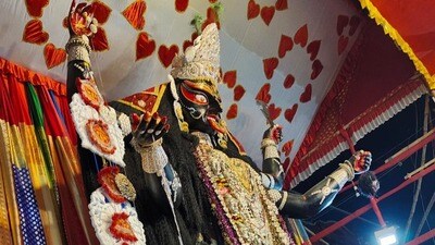 মায়ের মন্দিরের ভেতরে বসে পুজো দেন এই তারকা জুটি। শুধু তাই নয়, মন্দিরের বাইরে বিগ্রহের সামনেও বহুক্ষণ দাঁড়িয়ে থাকেন তাঁরা। মায়ের মন্দিরের ভেতরে বসে পুজো দেন এই তারকা জুটি। শুধু তাই নয়, মন্দিরের বাইরে বিগ্রহের সামনেও বহুক্ষণ দাঁড়িয়ে থাকেন তাঁরা।