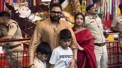তবে শুধু কাঞ্চন নন, এই দিন নৈহাটি বড় মায়ের মন্দিরে দেখতে পাওয়া যায় সোহম চক্রবর্তীকেও। স্ত্রী এবং দুই সন্তানকে নিয়ে বড়মা দর্শনে আসেন তিনি। সোশ্যাল মিডিয়ায় পোস্ট করেন সেই ছবি। তবে শুধু কাঞ্চন নন, এই দিন নৈহাটি বড় মায়ের মন্দিরে দেখতে পাওয়া যায় সোহম চক্রবর্তীকেও। স্ত্রী এবং দুই সন্তানকে নিয়ে বড়মা দর্শনে আসেন তিনি। সোশ্যাল মিডিয়ায় পোস্ট করেন সেই ছবি।