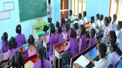 <p>సర్వీసులో ఉన్న ఉపాధ్యాయులకు విద్యార్హతల్లో కనీస మార్కులు ఉండాలనే దానిపై ఇంతవరకు స్పష్టత రాలేదు. దీనిపై నోటిఫికేషన్ లో క్లారిటీ ఇస్తారు.</p> 