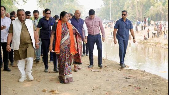Delhi CM Rekha Gupta inspects a Chhath ghat. (HT Photo)