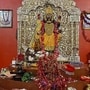 কালীপুজোর প্রাক্কালে নৈহাটি বড় মায়ের মন্দিরে পুজো দিতে দেখা যাচ্ছে একাধিক সেলিব্রিটিদের। কালীপুজোর পরের দিনেই বড়মার কাছে যান রাজ এবং শুভশ্রী। মায়ের বেদির সামনে বসে আরাধনা করেন তাঁরা।