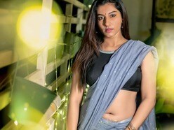 <p>నాభి అందాలతో ఇలా రెచ్చగొడుతోంది హాట్ బ్యూటీ విష్ణు ప్రియ భీమినేని. ఆమె రీసెంట్ గా ఇన్ స్టాలో పోస్టు చేసిన ఈ పిక్స్ వైరల్ గా మారాయి. </p>