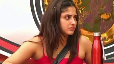 <p>బ్యూటిఫుల్ ఆయేషా జీనత్ తెలుగు బుల్లితెరపై సీరియల్‌తో అట్రాక్ట్ చేసింది. అయితే, ఇప్పటికే బిగ్ బాస్ 9 తెలుగులో మరో సీరియల్ బ్యూటి తనూజ గౌడ ఉంది. ఆమెతోపాటు పలువురు బుల్లితెర సెలబ్రిటీలు సైతం ఆటతో అలరిస్తున్నారు.<br> </p> (Instagram/Ayesha Zeenath)