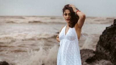 <p>ఇలా ఎంతో వెండితెర, బుల్లితెర బ్యాక్‌గ్రౌండ్ ఉన్న ఆయేషా జీనత్ బిగ్ బాస్ తెలుగు 9 సీజన్‌లోకి కంటెస్టెంట్‌గా వైల్డ్ కార్డ్‌తో ఎంట్రీ ఇచ్చింది. బిగ్ బాస్ హౌజ్‌లోకి రాగానే తన గ్లామర్‌తో తెలుగు యూత్ హృదయాలను కొల్లగొట్టింది ఈ ముద్దుగుమ్మ.<br> </p> (Instagram/Ayesha Zeenath)