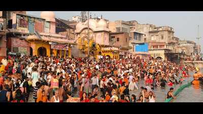 Brothers and sisters having holy dip in the Yamuna at Vishram Ghat in Mathura on Thursday. (HT PHOTO)