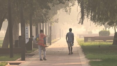 Thick early morning smog seen over Kartavya Path on Thursday in New Delhi (Vipin Kumar/Hindustan Times) Thick early morning smog seen over Kartavya Path on Thursday in New Delhi (Vipin Kumar/Hindustan Times)