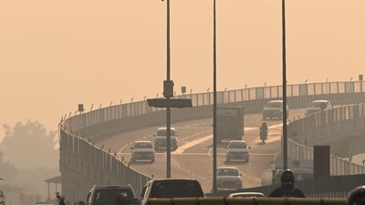 Early morning commuters on Thursday in Delhi faced thick layer of smog and low visibility after decline in air quality (Vipin Kumar/Hindustan Times) Early morning commuters on Thursday in Delhi faced thick layer of smog and low visibility after decline in air quality (Vipin Kumar/Hindustan Times)