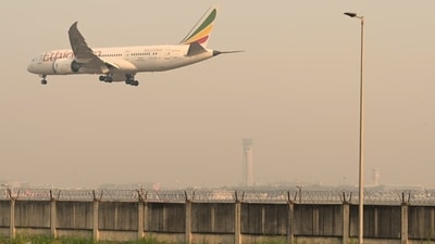 ATC at IGI Airport tower seen engulf in the thick smog in the morning on Thursday in New Delhi (Vipin Kumar/Hindustan Times) ATC at IGI Airport tower seen engulf in the thick smog in the morning on Thursday in New Delhi (Vipin Kumar/Hindustan Times)