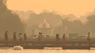 White layer of smog seen around India gate and Kartavya path for fourth day after air qulity in the city plummeted. (Vipin Kumar/Hindustan Times) White layer of smog seen around India gate and Kartavya path for fourth day after air qulity in the city plummeted. (Vipin Kumar/Hindustan Times)